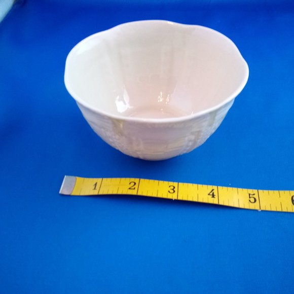 Belleek small bone china bowl shell pattern - Picture 2 of 7
